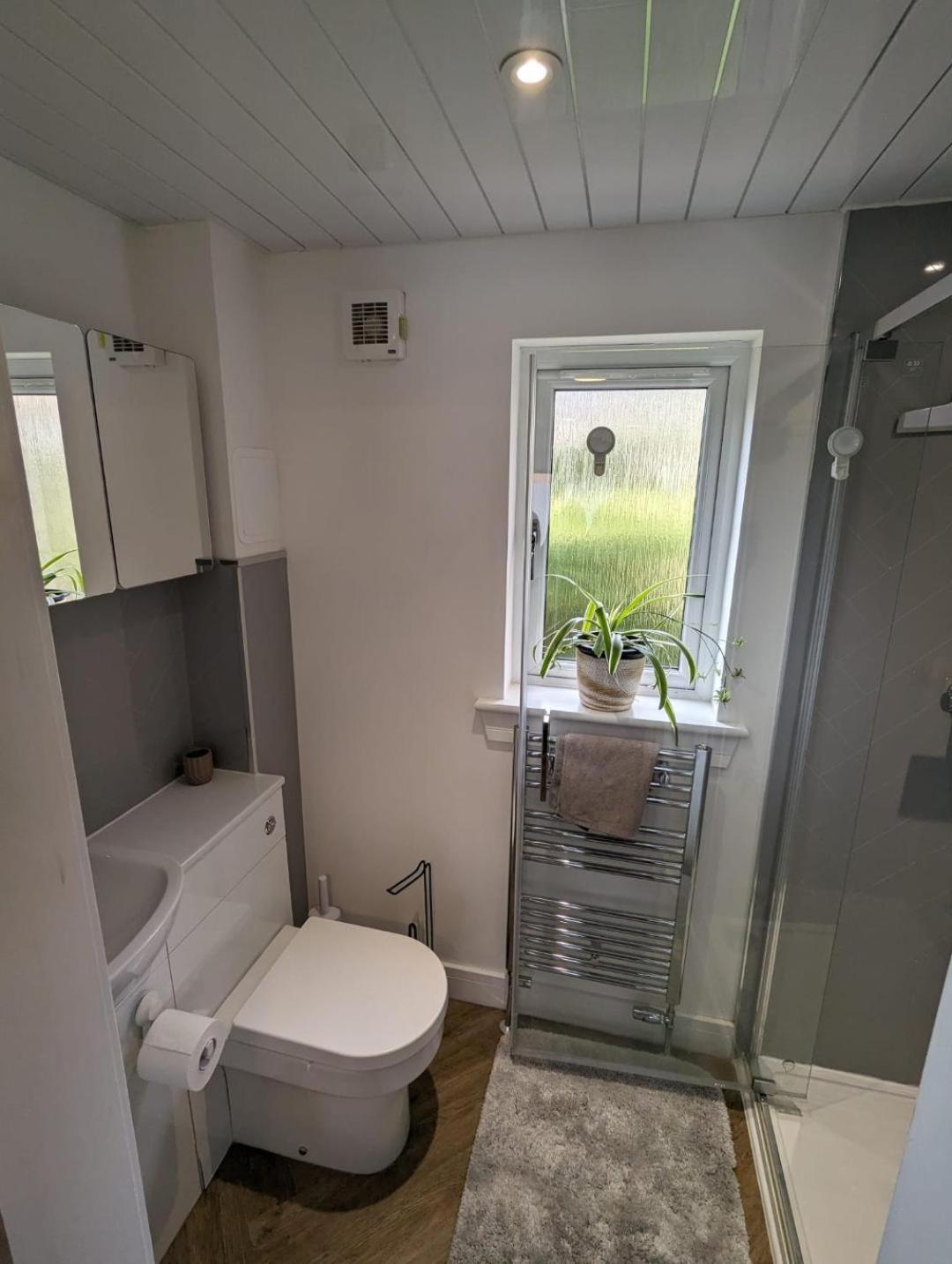 En-Suite Double Room With Private Entrance เอดินบะระ ภายนอก รูปภาพ